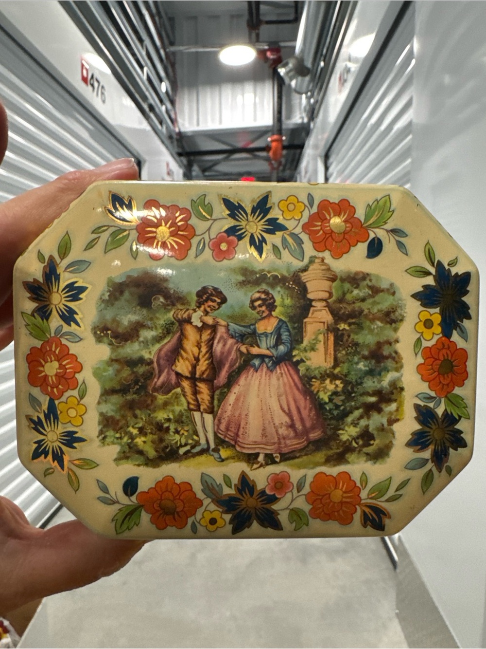 Vintage Floral Romance Decorative Daher tin- Cream, Pink, Blue, Orange England